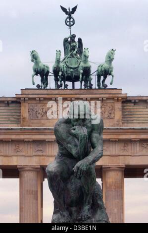 (Afp) - une réplique de la célèbre sculpture d'Auguste Rodin "Le Penseur" est affiché sur la Pariser Platz (place de Paris) en face de la porte de Brandebourg à Berlin, 22 janvier 2003. La sculpture restera sur la place jusqu'au 9 mars. C'est l'occasion de la célébration du 40e anniversaire de l'Elysée Banque D'Images