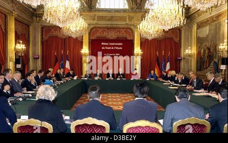 (Afp) - Les membres des cabinets de la France et l'Allemagne de tenir une réunion à l'Elysée, Paris, le 22 janvier 2003. Les armoires se rassemblent pour célébrer le 40e anniversaire de l'Elysée traité qui établi les relations amicales entre l'voisins après une longue enm Banque D'Images