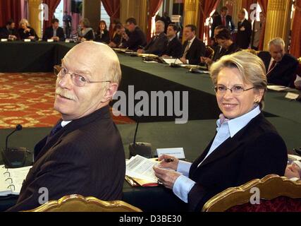 (Afp) - Le ministre allemand de la Défense, Peter Struck (L) et son homologue française, Michèle Alliot-Marie sont souriants lors d'une réunion de l'armoires dans l'Elysée, Paris, le 22 janvier 2003. Les armoires se rassemblent pour célébrer le 40e anniversaire de l'Elysée traité qui établi friendly re Banque D'Images