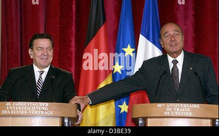 (Afp) - Le président français Jacques Chirac est d'atteindre la main de chancelier allemand Gerhard Schroeder à l'Elysée, Paris, où les cabinets de France et l'Allemagne se sont réunis, le 22 janvier 2003. Les armoires se rassemblent pour célébrer le 40e anniversaire de l'Elysée traité qui établi Banque D'Images