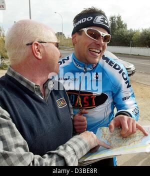 (Afp) - Le coureur cycliste allemand Jan Ullrich (R) et formateur Rudy Pevenage (L) consulter la carte d'une rue à l'camp d'entraînement pour l'équipe de course professionnel côte à Gandia, Espagne, 17 janvier 2003. Après beaucoup de spéculation et de longues négociations, Ullrich a signé un contrat de trois ans avec Banque D'Images