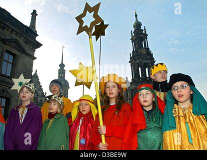 (Afp) - Les enfants habillés comme les trois mages défilent devant la cathédrale de Dresde en chantant et en consacrant la mode à travers les rues de la capitale de l'état de Dresde, Allemagne, le 28 décembre 2003. L'initiative de bienfaisance s'exécute sous la devise "donner aux enfants un foyer'. L'année dernière, cette initiative a réussi à b Banque D'Images