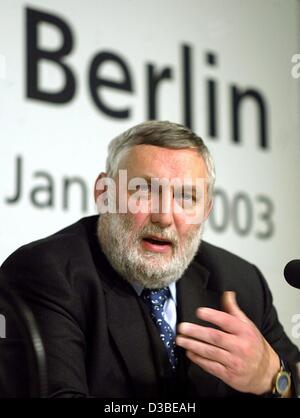 (Afp) - L'autrichien Franz Fischler, Commissaire de l'Union européenne chargé de l'agriculture, du développement rural et de la pêche, des réponses aux questions des journalistes à une conférence de presse à Berlin, le 16 janvier 2003. Au sujet de la prochaine réforme de l'agriculture de base, Fischler averti de ne pas insistantly Banque D'Images