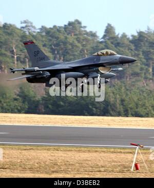 (Afp) - Un avion de guerre de type F 16 du 52e fighter group décolle de la base aérienne US en Allemagne, Spangdahlem, 16 janvier 2003. Les premiers avions de guerre quitter Spangdahlen pour la guerre en Iraq. Il y a les pilotes vont aller sur les vols d'exercice. Où exactement les troupes vont être situé à n'est pas dit f Banque D'Images