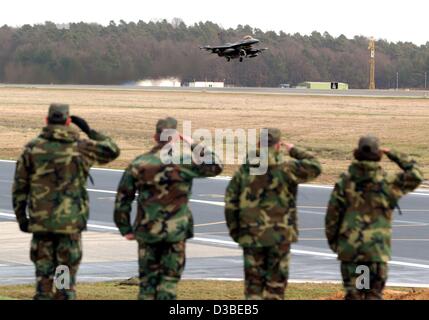 (Afp) - Les membres de l'US Air Force saluons une pilote du 52e fighter group qui décolle avec un avion de guerre de type F 16 à partir de la base aérienne US en Allemagne, Spangdahlem, 16 janvier 2003. Les premiers avions de guerre quitter Spangdahlen pour la guerre en Iraq. Il y a les pilotes vont aller sur les vols d'exercice. Wh Banque D'Images