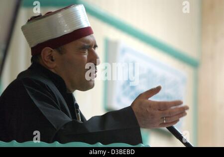 (Afp) - Le prédicateur musulman parle une prière comme turcs se sont rassemblés pour la prière du vendredi dans une mosquée de Berlin-Kreuzberg, 10 janvier 2003. Pour la prière du vendredi il est obligatoire d'assister à un service dans une mosquée, alors que les cinq prières quotidiennes peuvent être effectuées n'importe où. Il est écrit dans le Coran, s Banque D'Images