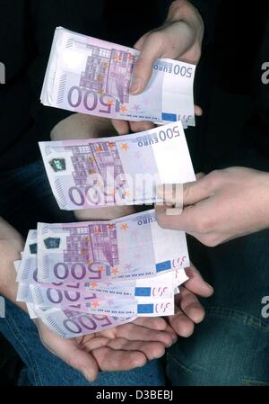 (Afp) - 500-euro-notes sont comptés dans les mains d'un homme, Berlin, 9 janvier 2003. En 2002, le taux annuel de la hausse des prix en Allemagne a été plus faible que les années précédentes : seulement 1,3  %. Banque D'Images