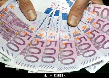 (Afp) - 500-euro-notes sont ventilés entre les mains d'un homme, Berlin, 9 janvier 2003. En 2002, le taux annuel de la hausse des prix en Allemagne a été plus faible que les années précédentes : seulement 1,3  %. Banque D'Images