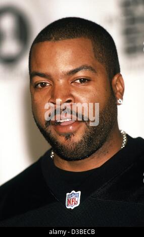 (Afp) - le rappeur américain Ice Cube arrive pour le 'VH1 Big In 2002" Awards à Los Angeles, 4 décembre 2002. Banque D'Images