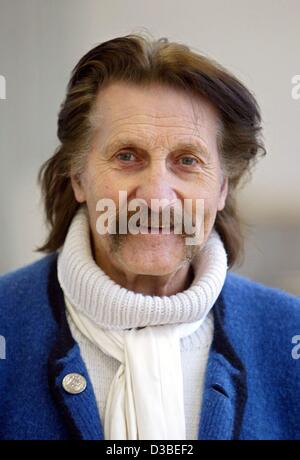 (Afp) - Industrial designer Luigi Colani, photographié dans son atelier à Karlsruhe, Allemagne, 13 janvier 2003. La naissance de Berlin se bat contre tout droit et formes angulaires depuis des décennies et partout dans le monde. 'Où je suis est le centre de design", a déclaré Colani. Le 74-year-old récemment retourné en arrière Banque D'Images