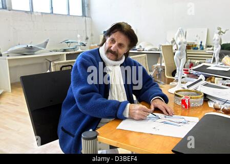 (Afp) - Industrial designer Luigi Colani est le dessin dans son atelier à Karlsruhe, Allemagne, 13 janvier 2003. La naissance de Berlin se bat contre tout droit et formes angulaires depuis des décennies et partout dans le monde. 'Où je suis est le centre de design", a déclaré Colani. Le 74-year-old récemment revenu fr Banque D'Images