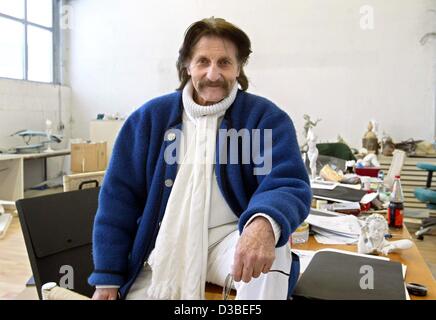 (Afp) - Industrial designer Luigi Colani est posant dans son atelier à Karlsruhe, Allemagne, 13 janvier 2003. La naissance de Berlin se bat contre tout droit et formes angulaires depuis des décennies et partout dans le monde. 'Où je suis est le centre de design", a déclaré Colani. Le 74-year-old récemment retourné en arrière Banque D'Images