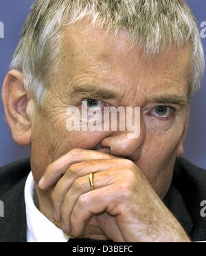 (Afp) - Le ministre allemand de l'Intérieur, Otto Schily (SPD) photographié lors d'une conférence de presse à Berlin, 15 janvier 2003. Schily a défendu la décision du gouvernement de proposer la même loi sur l'immigration au Bundestag (Chambre basse du parlement allemand). A l'origine, la loi visait à s'effe Banque D'Images