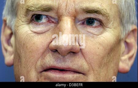 (Afp) - Le ministre allemand de l'Intérieur, Otto Schily (SPD), photographié lors d'une conférence de presse à Berlin, 15 janvier 2003. Schily a défendu la décision du gouvernement de proposer la même loi sur l'immigration au Bundestag (Chambre basse du parlement allemand). A l'origine, la loi visait à devenir eff Banque D'Images