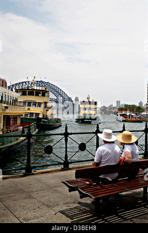 Un couple montre en ferry du Port de Sydney Sydney approches principales assez du centre de transport, Circular Quay à Sydney Australie Banque D'Images