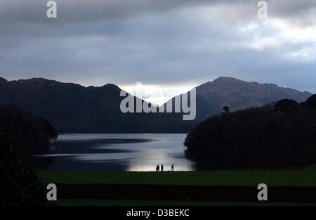 (Afp) - Les jardins de Muckross House, près de Killarney sur l'anneau de Kerry, dans l'ouest de l'Irlande, 4 janvier 2003. La route panoramique est de 160 km de long et conduit autour de la péninsule de Kerry. C'est l'une des plus belles routes côtières. Killarney est une des stations de vacances préférée en Irlande. Banque D'Images