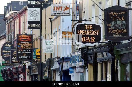 (Afp) - les pubs de la rue principale de Killarney sur l'Anneau du Kerry, dans l'ouest de l'Irlande, 4 janvier 2003. La route panoramique est de 160 km de long et conduit autour de la péninsule de Kerry. C'est l'une des plus belles routes côtières. Killarney est une des stations de vacances préférée en Irlande. Banque D'Images