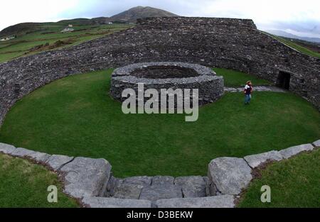 (Afp) - Une vue d'un ancien fort près de Cahersiveen Celtic ring sur l'anneau de Kerry, dans l'ouest de l'Irlande, 1 janvier 2003. L'Anneau du Kerry, une route panoramique, offre de nombreux points saillants panoramique. C'est 160 km de long, conduisant autour de la péninsule de Kerry, et est l'une des plus belle côte ro Banque D'Images