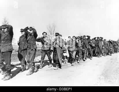 (Dpa) - prisonniers de guerre allemands mars à un camp de prisonniers américains, mars 1945. Banque D'Images