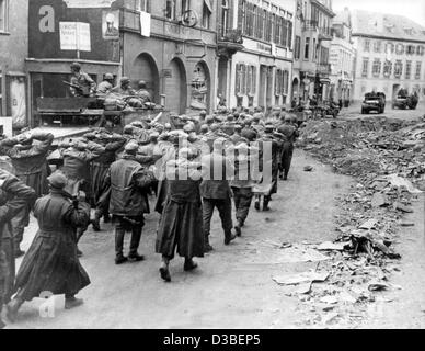 (Dpa) - prisonniers de guerre allemands en route pour un camp de prisonniers mars à la ville de Limburg, Allemagne, 26 mars 1945. Banque D'Images