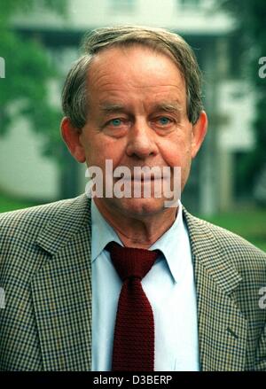 (Afp) - L'auteur allemand Siegfried Lenz (photos de 1994). Lenz compte parmi les plus populaires d'après-guerre allemande auteurs, son œuvre la plus célèbre étant "la leçon d'Allemand" qui traite avec le conflit entre le pouvoir et l'art et l'interdiction de la peinture dans le Troisième Reich. Banque D'Images