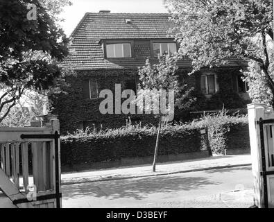 (Afp) - Une photo montre le premier bâtiment de l'Université Libre de Berlin, l'ex-Kaiser Wilhelm l'Institut dans le quartier de Dahlem à Berlin Ouest, 1948. L'Université a été fondée le 4 décembre 1948. Banque D'Images