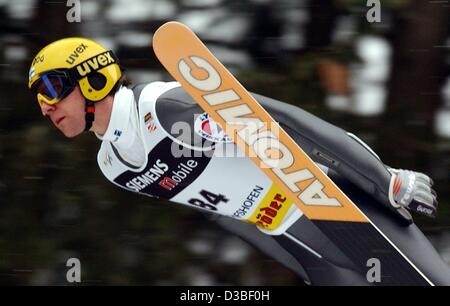 (Afp) - sauteur à ski Finlandais Janne Ahonen s'envole l'Paul-Ausserleitner-Jumping Hill durant la formation en Bischofshofen, Autriche, 5 janvier 2003. Ahonen a gagné le concours le jour précédent à Innsbruck et est en tête du classement général lors de la 51e tournoi quatre Hill. Banque D'Images