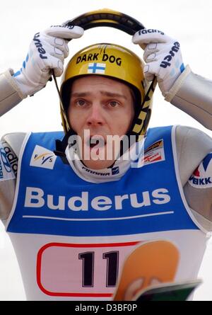 (Afp) - sauteur à ski Finlandais Janne Ahonen a l'air surpris après avoir remporté son troisième saut au cours de la 51e tournoi quatre Hill à Innsbruck, Autriche, 4 janvier 2003. Ahonen a remporté le concours d'Innsbruck et est en tête du classement général lors de la 51e tournoi quatre Hill. Banque D'Images