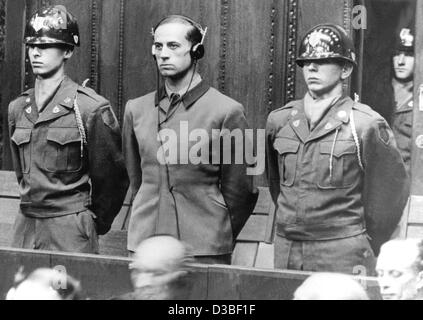 (Afp) - L'un des principaux accusés, Karl Brandt (C) qui avait été le médecin personnel d'Adolf Hitler, à l'écoute de la proclamation de son verdict sur le 'Doctors Procès" du procès de Nuremberg à la cour à Nuremberg, Allemagne, 20 août 1947. Brandt a été condamné à mort par pendaison et Banque D'Images