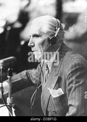 (Afp) - L'ancien Reich chancelier Franz von Papen comparaît comme témoin au cours du procès de Nuremberg à la cour à Nuremberg, Allemagne, juin 1946. En 1932, Franz von Papen avait été nommé chancelier du Reich. Avec la montée d'Hitler au pouvoir, Papen devient vice-chancelier et a servi plus tard comme un Banque D'Images