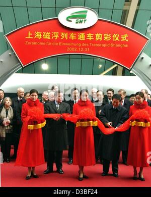 (Afp) - Le Premier ministre chinois Zhu Rongji (R) et le chancelier allemand Gerhard Schroeder a coupé le ruban lors de la cérémonie de lancement de la première commericial la lévitation magnétique (Maglev) train à la gare de Longyang Lu à Shanghai, 31 décembre 2002. Le texte allemand sur la bannière bilingue dit : "Cérémonie Banque D'Images