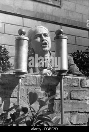 (Afp) - L'allemand auteur Anna Seghers parle à l'occasion du 14e anniversaire de la gravure livre Nazi en face de l'Université de Berlin, 10 mai 1947. Anna Seghers, qui est né le 19 novembre 1900 à Mayence, en Allemagne, et mort le 1 juin 1983 à Berlin Est, était l'un des plus importants Banque D'Images