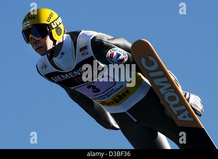 (Afp) - sauteur à ski Finlandais Janne Ahonen est airborne lors d'une formation pour les quatre tournois Hill à Garmisch-Partenkirchen, Allemagne, 1 janvier 2003. Banque D'Images