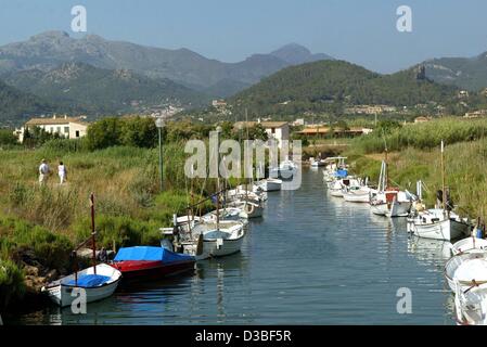 (Afp) - se trouvent des bateaux ancrés dans le port d'Andraitx sur l'île de Majorque, Espagne, le 8 juin 2003. Majorque est la plus grande des îles Baléares avec un paysage varié et une riche histoire culturelle. Les Arabes a jugé les Baléares jusqu'à ce qu'ils ont été forcés de quitter Majorque au cours de Banque D'Images