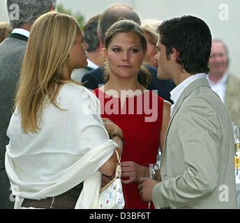 (Afp) - La princesse Victoria de Suède (M) se distingue avec sa sœur La Princesse Madeleine et son frère, le prince Carl Philip au prince Léopold de Bavière's Birthday party in Tegernsee, Allemagne, 28 juin 2003. L'île Prince Leopold Poldi, ou comme ses amis l'appellent, a invité royals et pe Banque D'Images