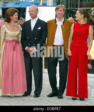 (Afp) - Le Prince Léopold de Bavière (deuxième à droite) pose en compagnie de la Reine Silvia de Suède (L), son mari le roi Carl Gustaf de Suède (2e à gauche) et leur fille, la Princesse Victoria de Suède (R) lors de son anniversaire à Tegernsee, Allemagne, 28 juin 2003. L'île Prince Leopold Poldi, ou comme ses amis l'appeler Banque D'Images