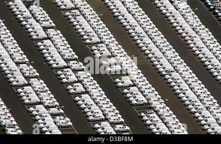 (Afp) - Les lignes des voitures Porsche Cayenne s serrage sur la grande partie de l'usine Porsche à Leipzig, Allemagne, 28 juin 2003. À Leipzig, plus de 120 des véhicules tout-terrain sont produits quotidiennement. Banque D'Images