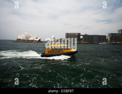 Les taxis jaune circulaire approche clé avec l'Opéra de Sydney dans l'arrière-plan, Sydney, Australie Banque D'Images