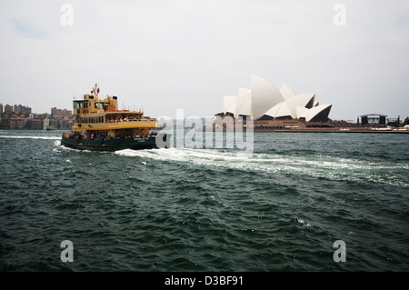 Les taxis jaune circulaire approche clé avec l'Opéra de Sydney dans l'arrière-plan, Sydney, Australie Banque D'Images