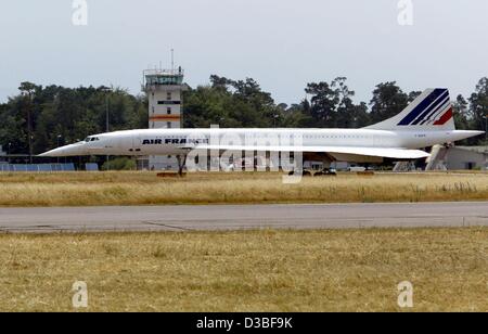 (Afp) - Le dernier vol d'un avion supersonique Concorde Air France se termine à l'aéroport Karlsruhe-Baden-Baden dans Soellingen-Rheinmuenster, Allemagne, 24 juin 2003. L'avion, retiré de la demande par Air France, seront transportés à une exposition permanente au Musée de la technique à Sinsheim, près de Banque D'Images