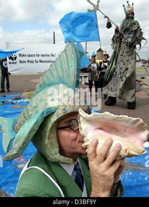(Afp) - Les membres de la WWF (World Wide Fund for Nature) sont habillés en animaux marins pour protester contre la pollution des océans en face du centre des congrès de Brême, Allemagne, 25 juin 2003. À l'occasion de la conférence de deux jours des ministres de l'environnement des pays sur le Nord Banque D'Images