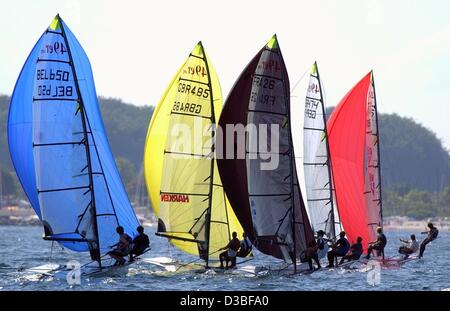 (Afp) - Les bateaux de la classe 49 naviguer vers la bouée suivante au cours de la Kieler Woche (semaine de Kiel) Régate de voile à Kiel, Allemagne, 26 juin 2003. Autour de 6 000 marins de 50 pays ont participé cette année à la Kieler Woche régate de voile. Banque D'Images