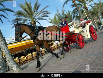 (Afp) - Un cheval lecteurs chariot le long de la promenade de la plage de Ballermann à El Arenal près de Palma de Majorque, Espagne, le 8 juin 2003. Majorque est considérée comme l'une des destinations de vacances les plus populaires en Europe. Banque D'Images