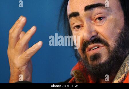 (Afp) - Le célèbre ténor italien Luciano Pavarotti gestes au cours d'une conférence de presse à Berlin, le 25 juin 2003. Le 28 juin Pavarotti chantera le rôle de Mario Cavaradossi dans 'Tosca' organisé par le Deutsche Oper Berlin. Les 2 000 billets ont été vendus il y a des mois. Pavarotti's last concert de Berlin avait 15 ans Banque D'Images