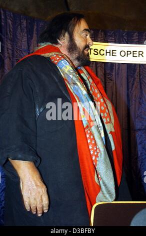 (Afp) - Le célèbre ténor italien Luciano Pavarotti donne une conférence de presse à Berlin, le 25 juin 2003. Le 28 juin Pavarotti chantera le rôle de Mario Cavaradossi dans 'Tosca' organisé par le Deutsche Oper Berlin. Les 2 000 billets ont été vendus il y a des mois. Du dernier concert Pavarotti à Berlin il y a 15 ans. Banque D'Images