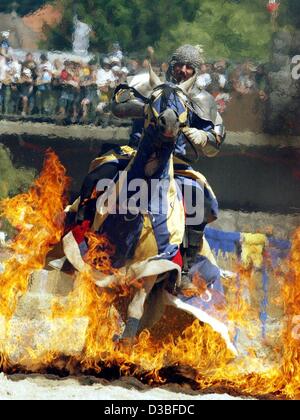 (Afp) - Un véhicule blindé knight sur son cheval races à travers un mur de feu au cours de la médiévale 'Maximilian' Ritterspiele (Maximilian knight jouter) à Horb, Allemagne, 21 juin 2003. L'jouter remonte à la visite de l'empereur allemand dans la ville de Horb en 1498. Le spectacle de ce festival rappelle o Banque D'Images