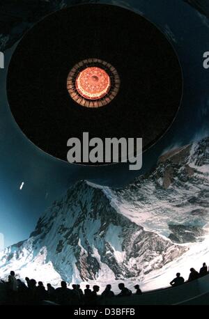(Afp) - une gigantesque vue panoramique à 360 degrés de l'Everest par artiste Yadegar Asisi est visible à l'intérieur de la coupole de l'gazomètre à Leipzig, Allemagne, 5 juin 2003. Avec 32 mètres, il est le plus grand droit de l'Everest. La photo est imprimée sur 3 500 m² de chiffons de coton. Banque D'Images