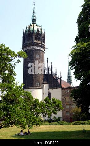 (Afp) - Une vue de l'église Schlosskirche (château), qui est entré dans l'histoire lorsque Luther en 1517 cloué ses 95 thèses à la porte, à Wittenberg, Allemagne, 4 juin 2003. L'église a été érigée à partir de 1490 jusqu'à 1509. De concert avec d'autres lieux d'activités de l'église de Luther a été ajouté à th Banque D'Images