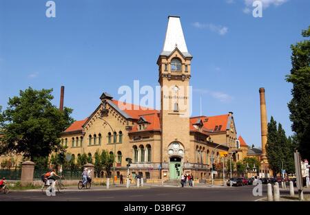 (Afp) - Une vue de la Kulturbrauerei, un carter central plusieurs ateliers et stages sur le terrain de l'ancienne Brasserie Schultheiss, le quartier de Prenzlauer Berg à Berlin, Allemagne, 10 mai 2003. Le bâtiment, construit en 1842, a été transformé dans les arts et divertissements c Banque D'Images