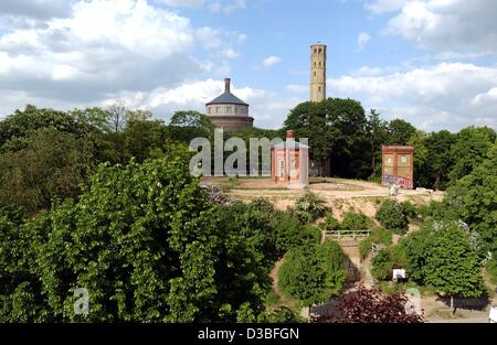 (Afp) - Une vue de plusieurs bâtiments en briques dans le parc autour de la tour de l'eau (contexte, L) dans le quartier de Prenzlauer Berg à Berlin, Allemagne, 14 mai 2003. La tour de l'eau, érigé en 1877, est hors service depuis 1914, mais est devenu un symbole signe, surnommé le 'fat Herrmann'. Aujourd'hui, le Banque D'Images